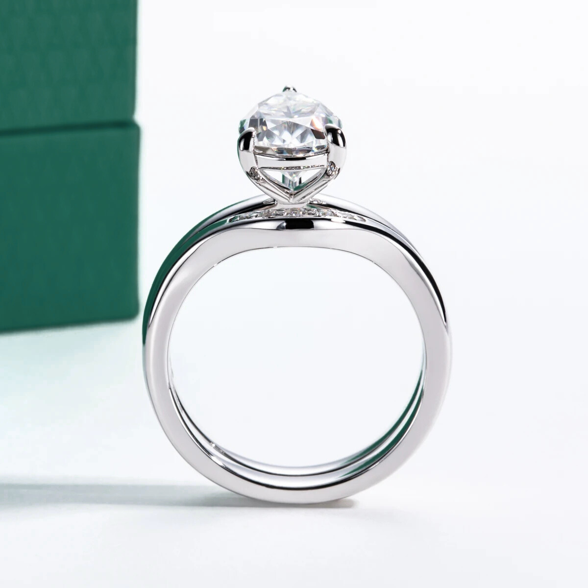 The Floriane - Pear Cut Moissanite Set