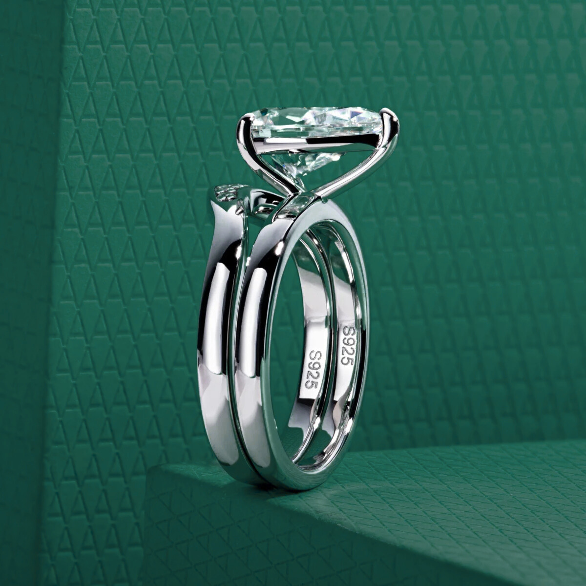 The Floriane - Pear Cut Moissanite Set