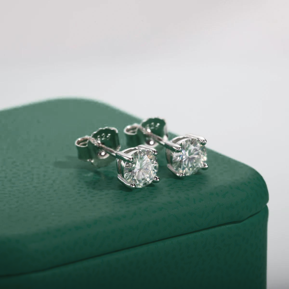 🎁 Gift: The Zoe - Moissanite Stud Earrings (100% off)