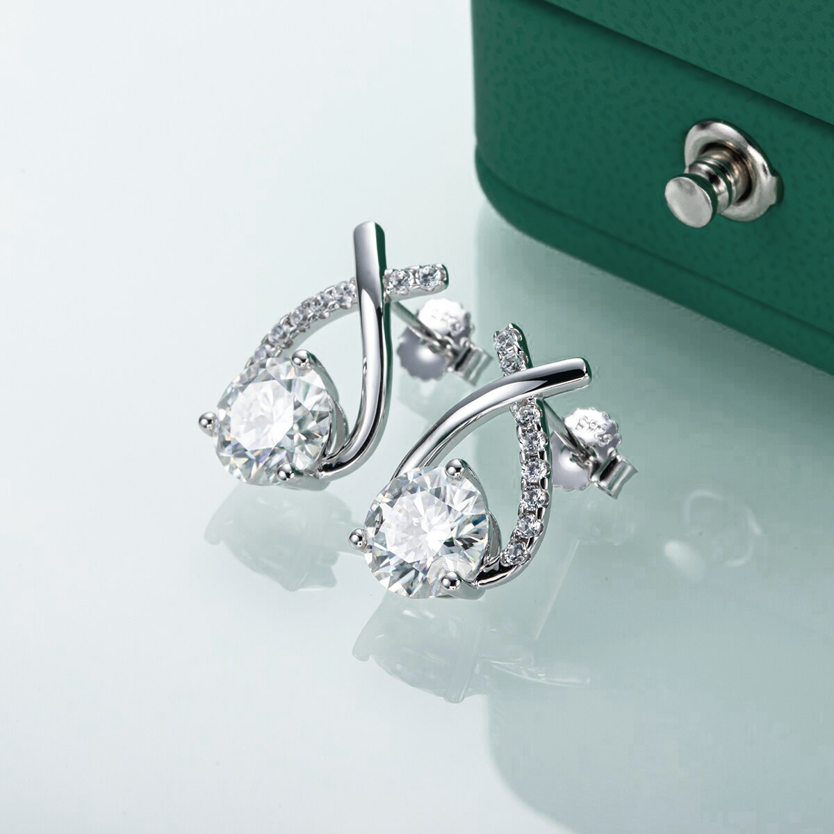 The Florence - Round Brilliant Cut Moissanite Earrings