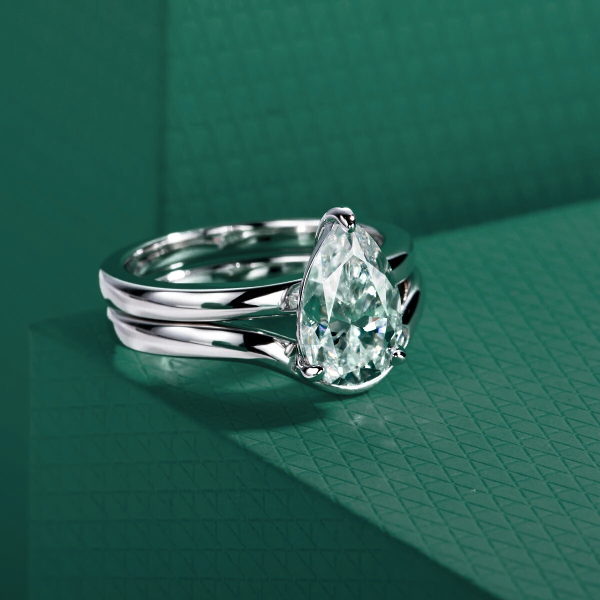 The Floriane - Pear Cut Moissanite Set