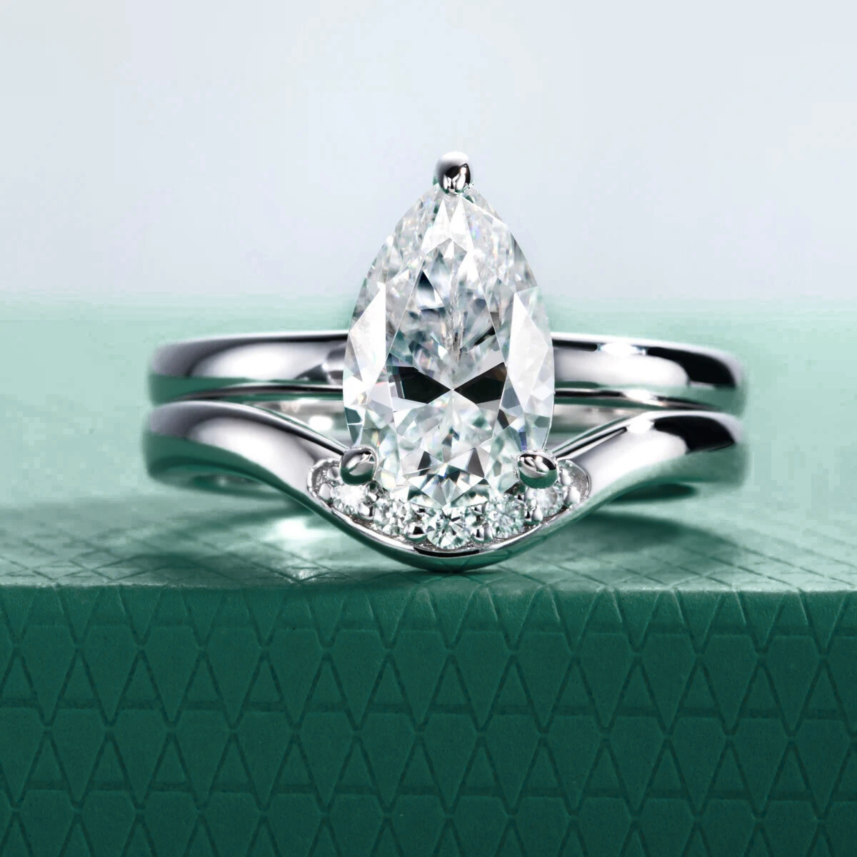 The Floriane - Pear Cut Moissanite Set